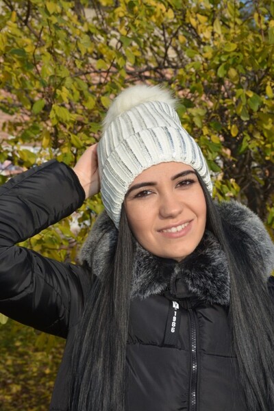 OEM Caciula fashion de culoare alba cu design argintiu aplicat