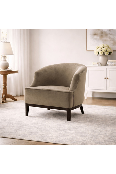 Roots Furniture كرسي أجا البني المخملي ذو اللمسات الفاخرة