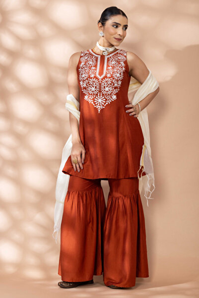 WineRed By Styli طقم كورتا وشارارا ودوباتا بلون الصدأ مع تصميم مزخرف