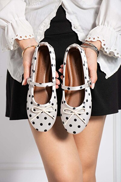 dabab shoes حذاء PENELOP نسائي من الساتان الكريمي مع تفاصيل فيونكة منقطة ومشب...