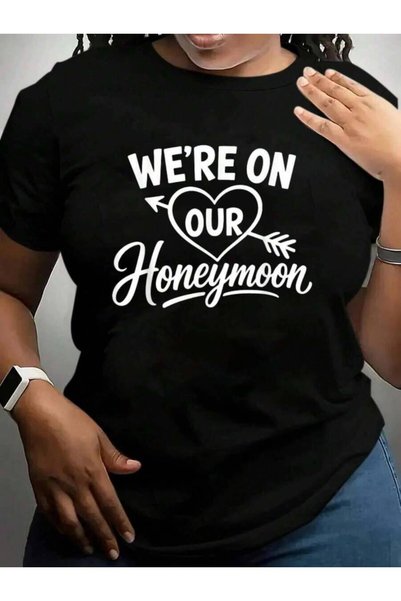 23ERVA تي شيرت أسود مطبوع عليه عبارة "For Couples We're On Our Honeymoon Crui...
