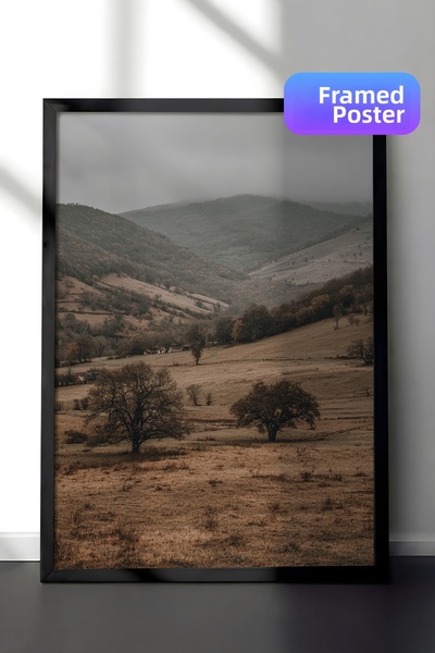 Zestia Pictură murală vintage, Valea cețoasă și dealurile, înrămată în negru ...