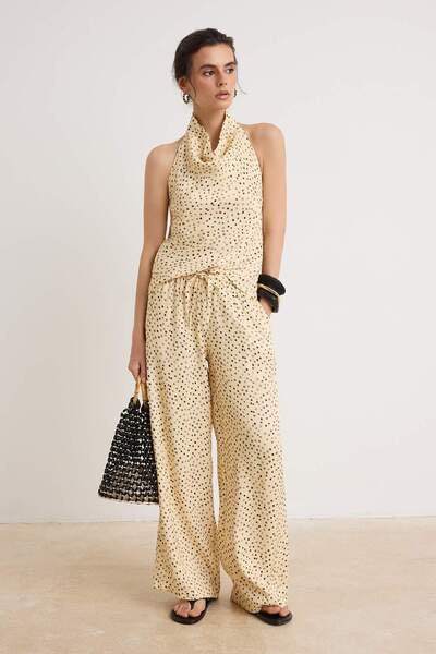 Trendyol Collection بنطلون فيسكوز أصفر منقط بخصر مطاطي TWOSS26PL00240