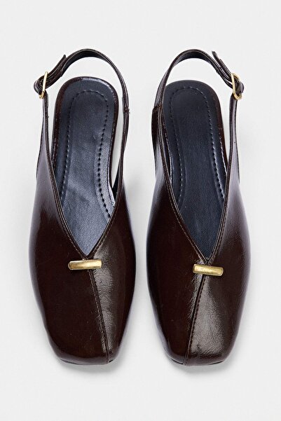 TRENDYOL SHOES حذاء باليرينا نسائي بتفاصيل مشبك باللون البني الداكن TAKAW27BE...