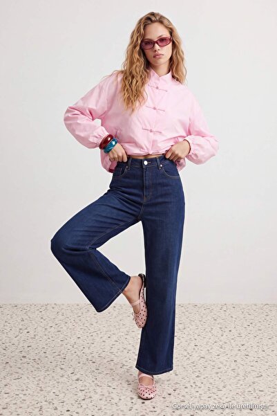 Trendyol Collection بنطلون جينز أزرق داكن متوسط المرونة عالي الخصر TWOAW27JE0...