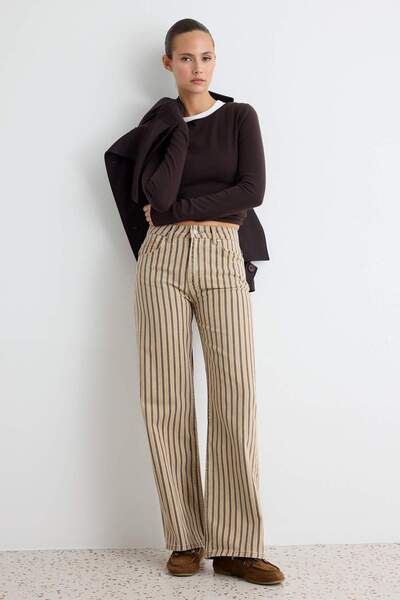 Trendyol Collection بنطلون جينز واسع الساق بخصر مرتفع وخطوط متعددة الألوان TW...