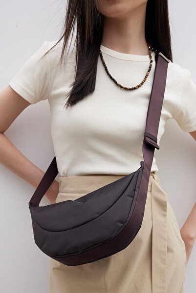 Manuka Geantă crossbody LEXA cu cataramă metalică, maro