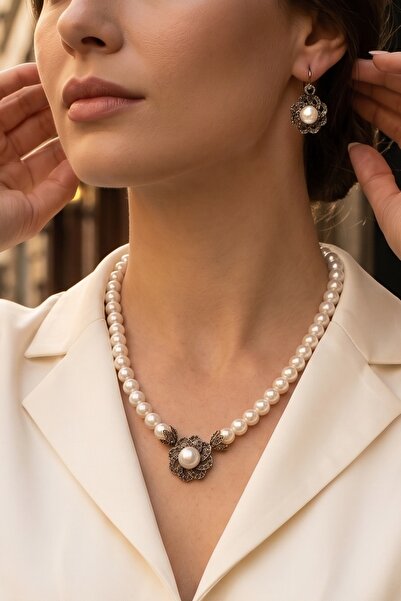 FAYRA ACCESSORIES Kristal Taşlı Çiçek Figür İnci Kolye ve Küpe Seti