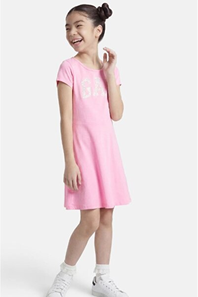 GAP Kids فستان جيرسيه بأكمام قصيرة وتفاصيل شعار وردي للفتيات من جاب، مناسب لل...