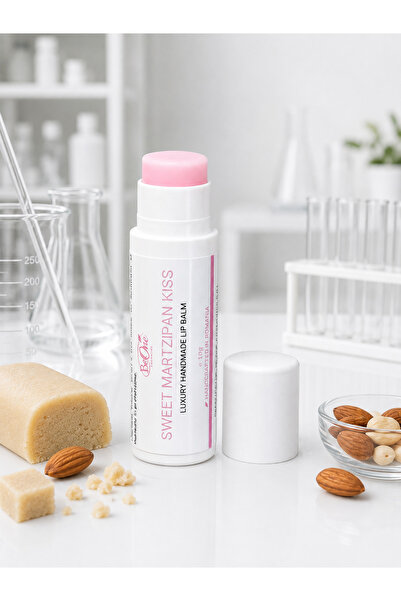 BeOne Cosmetics SWEET MARZIPAN KISS ~ Balsam hranitor pentru buze cu aroma de...