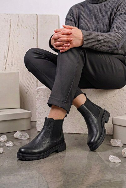 Stilbagshoes حذاء نسائي من الجلد الطبيعي بتفاصيل مطاطية من الجانب باللون الأسود