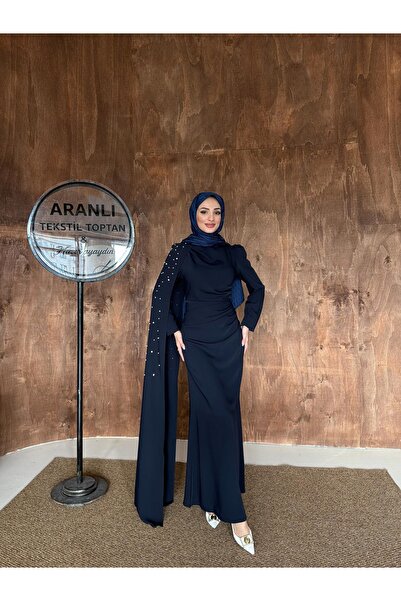 Aranlı tekstil Omuzu Pelerinli Çakma Taşlı Tesettür Adriana Abiye