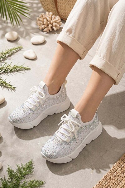 Stilbagshoes حذاء رياضي نسائي من JANELLE مزين بالحجر باللون الأبيض