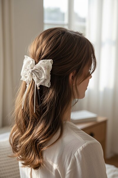 FAYRA ACCESSORIES مشبك على شكل فيونكة مزين باللؤلؤ والزهور المقرمشة من الشيفو...