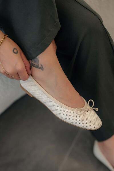 Parponi Fedora Bowknot Hole Print Leather Ballerinas Ecru