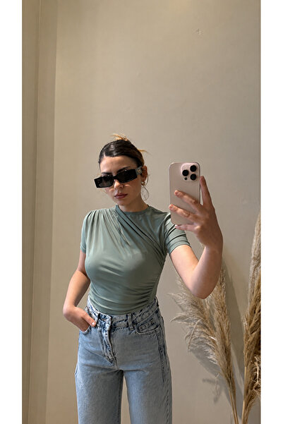 Sude Ay Drape Detaylı Kısa Kol Bluz