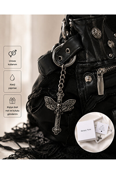 HER ŞEY NOTA www.herseynota.com Breloc cu fluture și cruce gotice – Accesoriu...