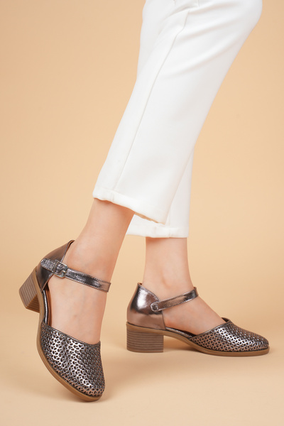 ANALİN SHOES صندل نسائي من الجلد الطبيعي مغلق من الأمام ومثقوب - بلاتيني
