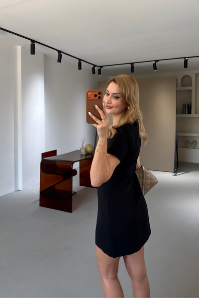 Sezgi Tekin Premium Seri Kısa Kol Havuz Yaka Siyah Elbise