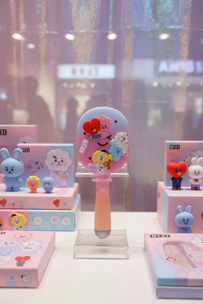 Miniso فرشاة شعر مرخصة من BT21 - فرشاة تسريح مريحة ومضادة للكسر سهلة الاستخدا...