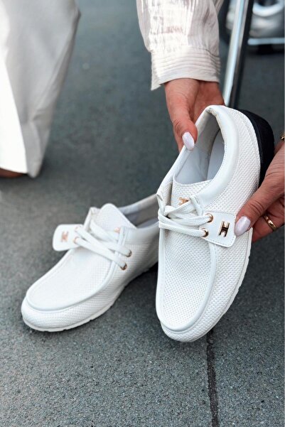 I Love Shoes حذاء رياضي نسائي من الجلد الأبيض غير اللامع من فيونيل