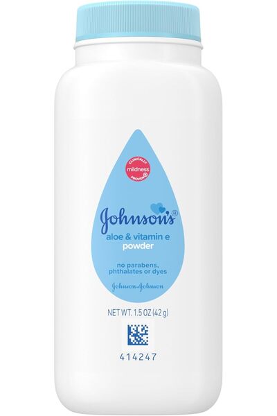 Johnson's بودرة أطفال بالصبار وفيتامين إي، حجم مناسب للسفر، 45 مل