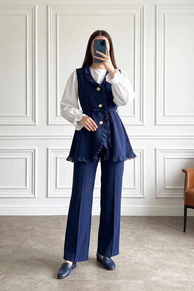 MODAQU طقم بنطلون وسترة من الكريب مع تفاصيل من الدانتيل - أزرق داكن