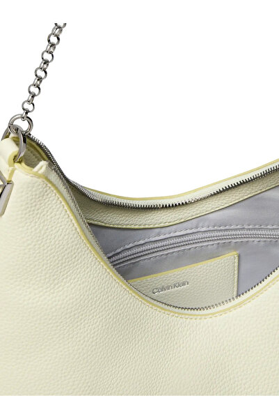 Calvin Klein EMBLEM HW PEBBLE SHO, 486 Kadın Krem Çanta