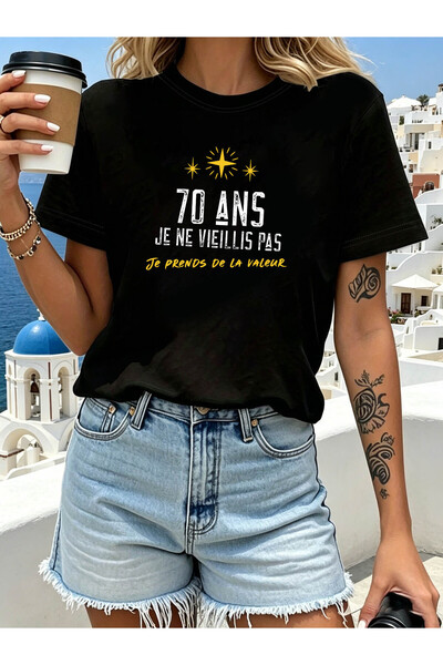 01THEONE تي شيرت نسائي بطبعة حروف "70 سنة" على الطراز الفرنسي - تصميم عتيق مم...