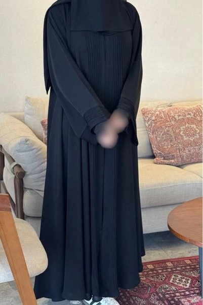Elena عباية نجوى كريب ملكي أسود فاحم بقصة نص كلوش مقفلة بطقطق مخفي – عباية سعودية فاخرة مع طرحة هدية