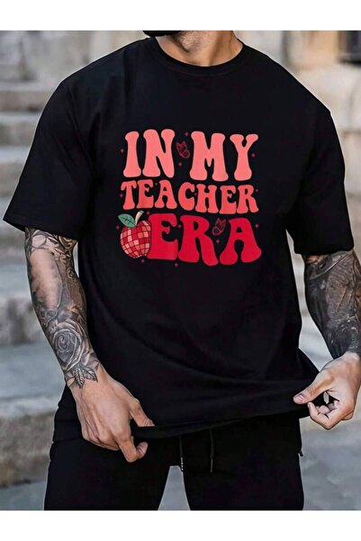 01THEONE تي شيرت رجالي أسود من القطن 100% بتصميم In My Era Back To School Tea...