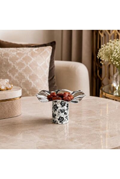 Warehouse Elevated metal serving dish with an ornate base – 30 cm