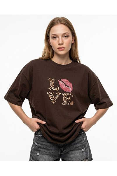 TrendAllStore تي شيرت بني اللون مطبوع عليه Love بأكمام قصيرة ومقاس كبير