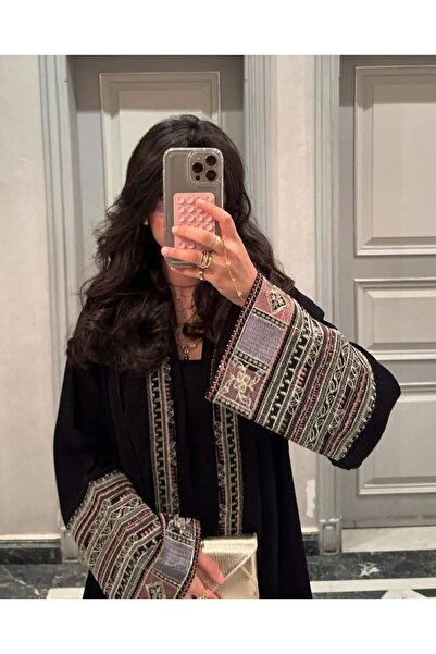 lutezi عباية خمرة نسائية سوداء مطرزة بقصة كتف وقماش كريب ملكي مع طقطق