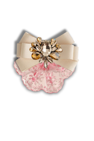 pegu baby collection بروش بتصميم خاص من الدانتيل الفاخر، بروش يُلبس على ياقة ...