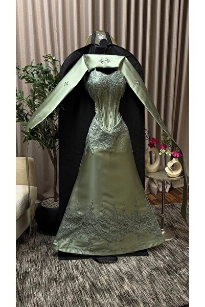FASHION فستان سهرة عودي عنابي فاخر بتطريز أغصان دقيق وشال طويـل ممتد لإطلالة ...