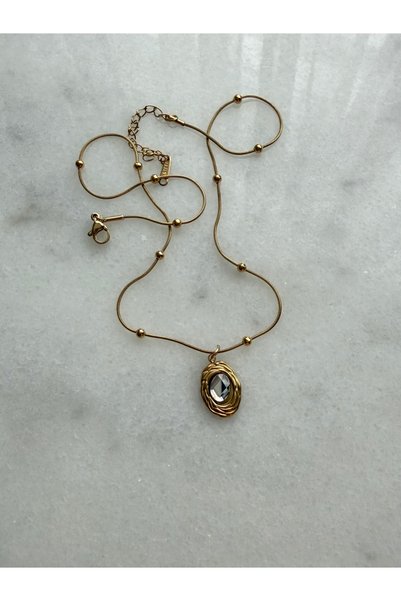Alya Jewelry قلادة من الفولاذ باللون الذهبي بتصميم عتيق مرصعة بالحجر الأبيض