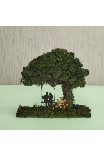 Yosun Zeminli Salıncaklı Çift ve Ağaçlı El Yapımı Diorama Obje