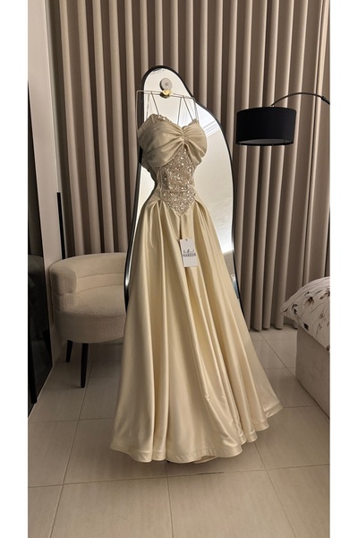 Nareen Fashion فستان سهرة سكري فاخر بتصميم ناعم وأنيق، يتميز بصدر مطرز بالكام...