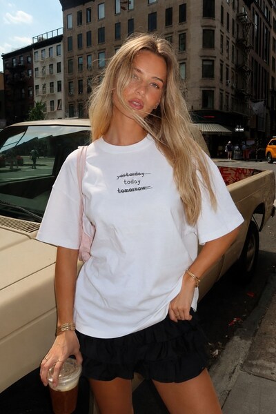 GIA - ART Women's Oversize T-Shirt Quiet Tomorrow 3D Printed White – Crew Nec...