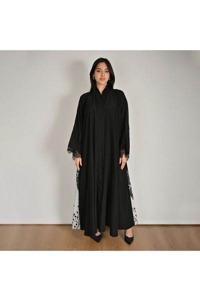 HAWRAA ABAYA عباية سوداء بتصميم انسيابي مع فستان داخلي متناسق مزينة بطبعات نق...