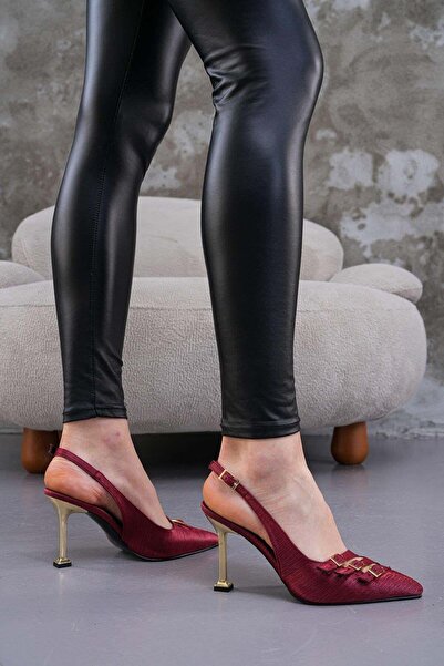 golden heel حذاء ستيليتو من الساتان المخطط باللون العنابي بكعب ذهبي بارتفاع 8...