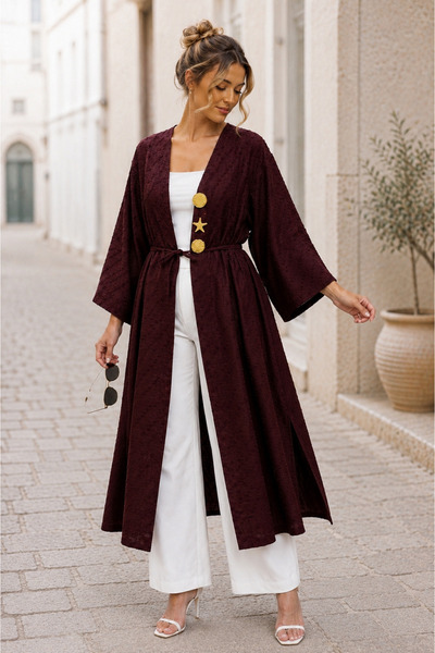 GLOW MUSE Broş Detaylı Yırtmaçlı Kabartma Puantiye Desenli Jakarlı Kimono -Bordo