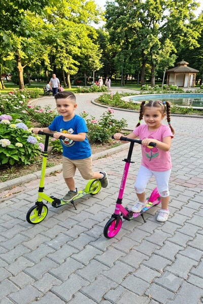 PlayZen 2 Tekerlekli Çocuk Scooter Büyük Tekerlekli Katlanabilir Ayarlanabilir Gidonlu Ayaklıklı Pembe