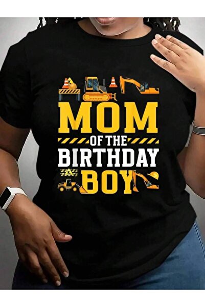21JNRY تي شيرت بطباعة جرافيكية باللون الأسود عليه عبارة Mom Of The Boy Constr...