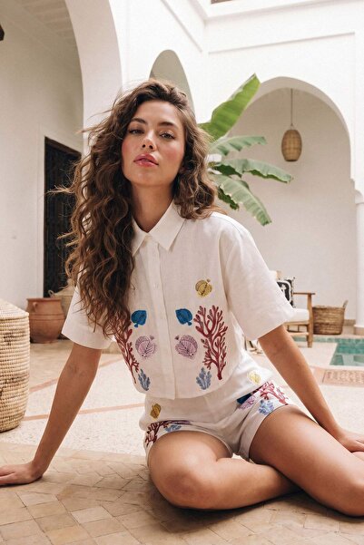 Trendyol Kollektion Weißes, gewebtes Mini-Strandhemd-Shorts-Set mit Stickerei...