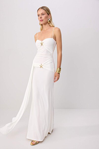 Trendyol Collection فستان ماكسي محبوك باللون الأبيض مع تفاصيل إكسسوارات مفصلة...