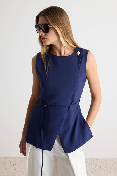 Trendyol Collection سترة مزدوجة الصدر باللون الأزرق الداكن مع حزام للإغلاق TW...