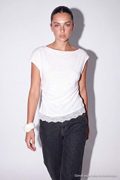 Drop by TrendyolMilla بلوزة محبوكة بيضاء مزينة بالدانتيل TDRSS26BZ00113