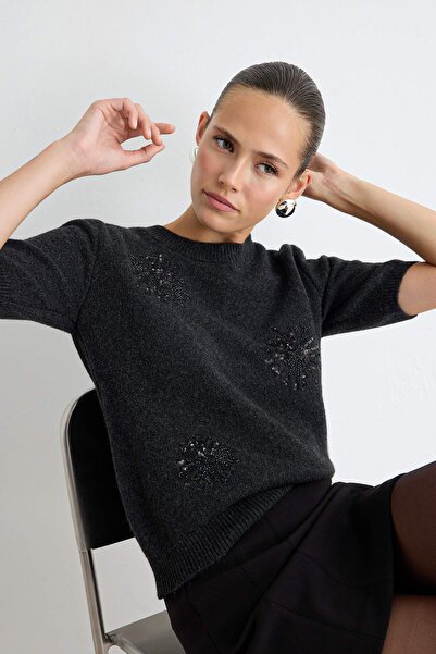 Trendyol Collection بلوزة ناعمة مطرزة بياقة دائرية من أنثراسايت TWOAW27BZ00066